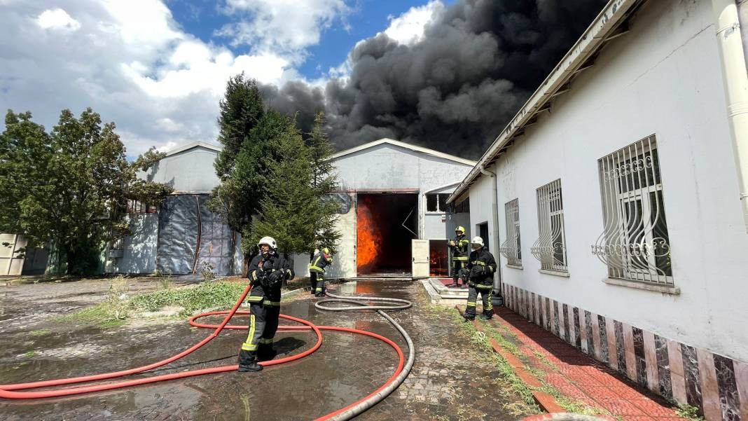Kayseri'de sünger fabrikasında büyük yangın: Bir saatte kontrol altına alındı - Resim: 3